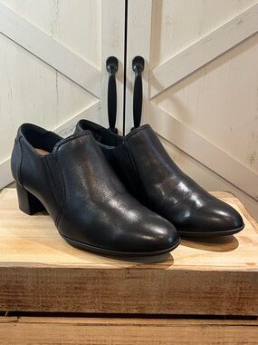 Clarks Women's Linnae Way Comfort Dress Shoe, Black Leather, Size 9 M